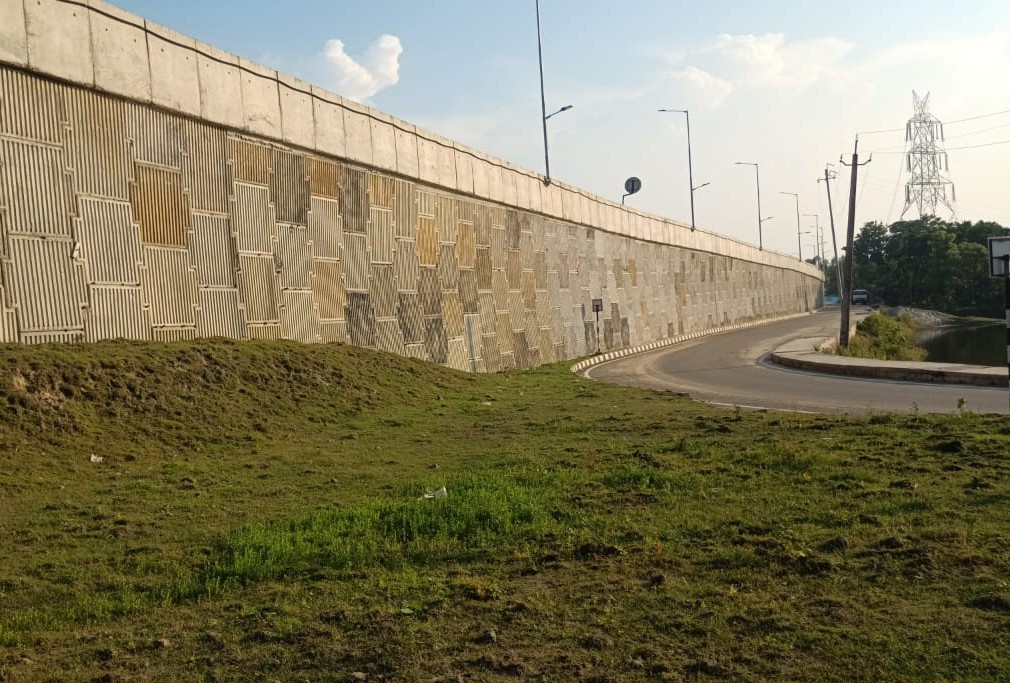 Retaining wall alongside a roadway